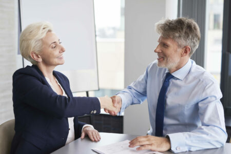 Chefin gibt ihrem Mitarbeiter die Hand: Noch bis Ende 2024 können Arbeitnehmer ihren Mitarbeitern eine Inflationsausgleichsprämie zahlen. Foto: gpointstudio/Freepik