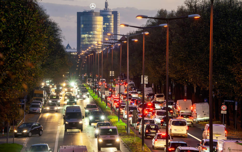 Feierabendverkehr in München: Steigende Preise in KFZ-Haftpflicht und Kasko verleiten Kunden zum Wechseln