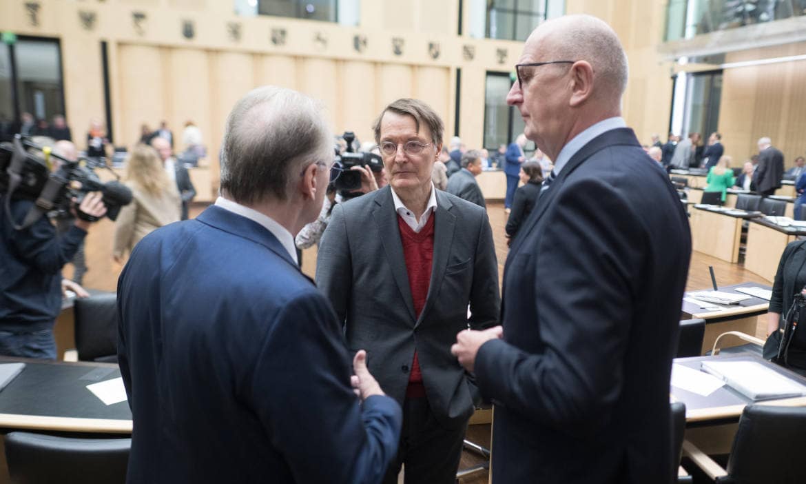 Bundesgesundheitsminister Karl Lauterbach (SPD, Mitte) mit Reiner Haseloff (CDU, links), Ministerpräsident von Sachsen-Anhalt und Dietmar Woidke (SPD), Ministerpräsident von Brandenburg, vor der 1049. Plenarsitzung des Bundesrats: Kurze Zeit später billigte das Gremium die Krankenhausreform