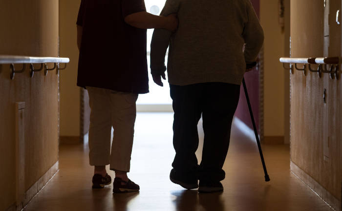 Mitarbeiterin im Seniorenhaus betreut Bewohner: Steigende Löhne in der Pflege