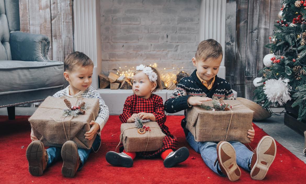 Weihnachtsgeschenk mit Zukunft: Mitunter landen auch Vorsorgeprodukte für den Nachwuchs unterm Tannenbaum.