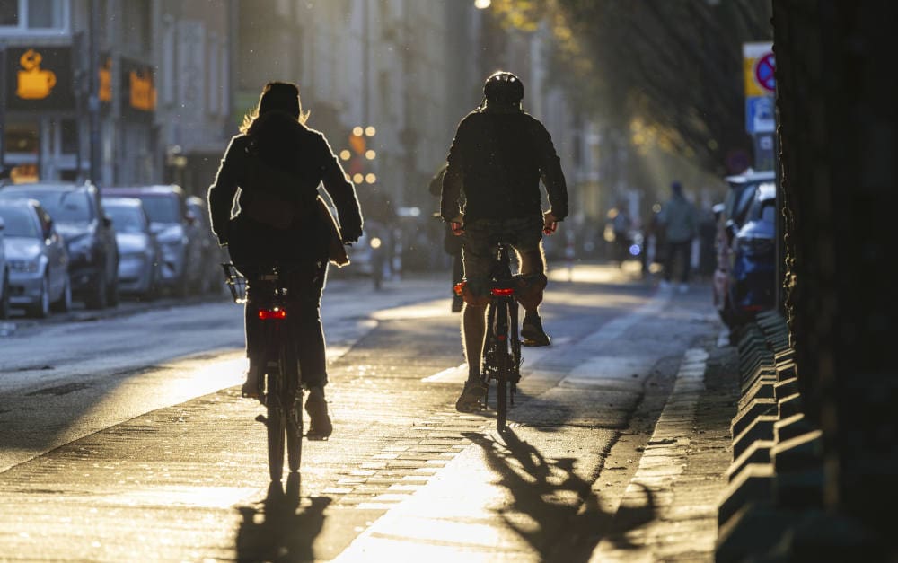 Radler bei schwierigen Lichtverhältnissen: Sehen und Fahrradfahren gelten als Grundfähigkeiten im Sinne der Grundfähigkeitsversicherung