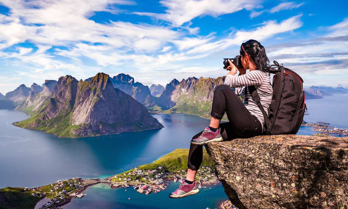 Junge Frau im Urlaub: Makler sollten in der jüngsten Vema-Umfrage ihre liebsten Reiseversicherungen küren.