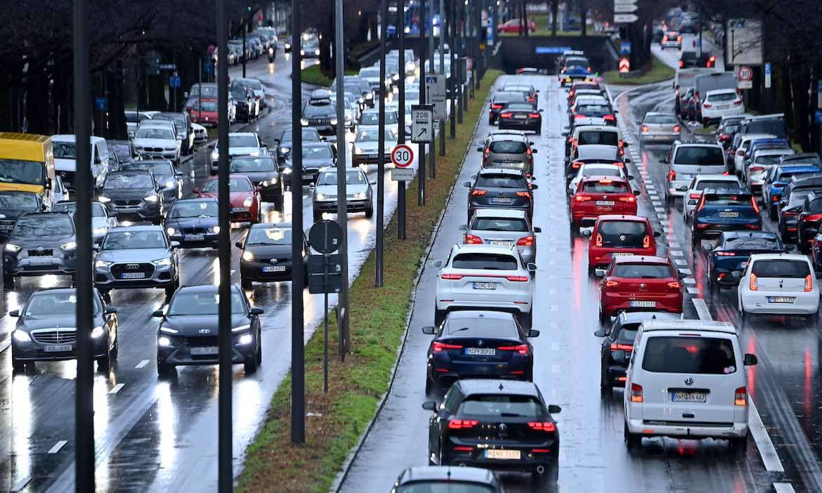 Blechlawinen in München: 2024 haben viele Menschen ihre Autoversicherung gewechselt.
