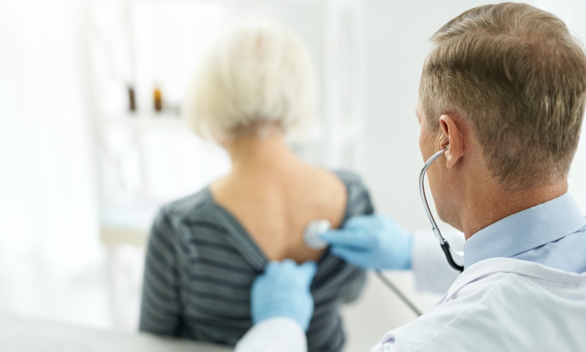 Arzt untersucht eine Patientin: Die Krankenkassen mussten ihre Zusatzbeiträge kräftig erhöhen.