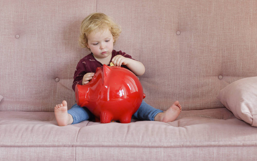 Kind mit Sparschwein: Eltern dürfen das Geld ihrer Kinder nicht einmal in Notlagen anzapfen, entschied das Oberlandesgericht Celle