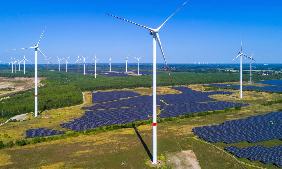 Ist das Klimaschutz, oder kann das weg?: Die Parteien haben zum Teil unterschiedliche Meinungen zu Windrädern und Solaranlagen (hier der Energiepark Lausitz bei Klettwitz)