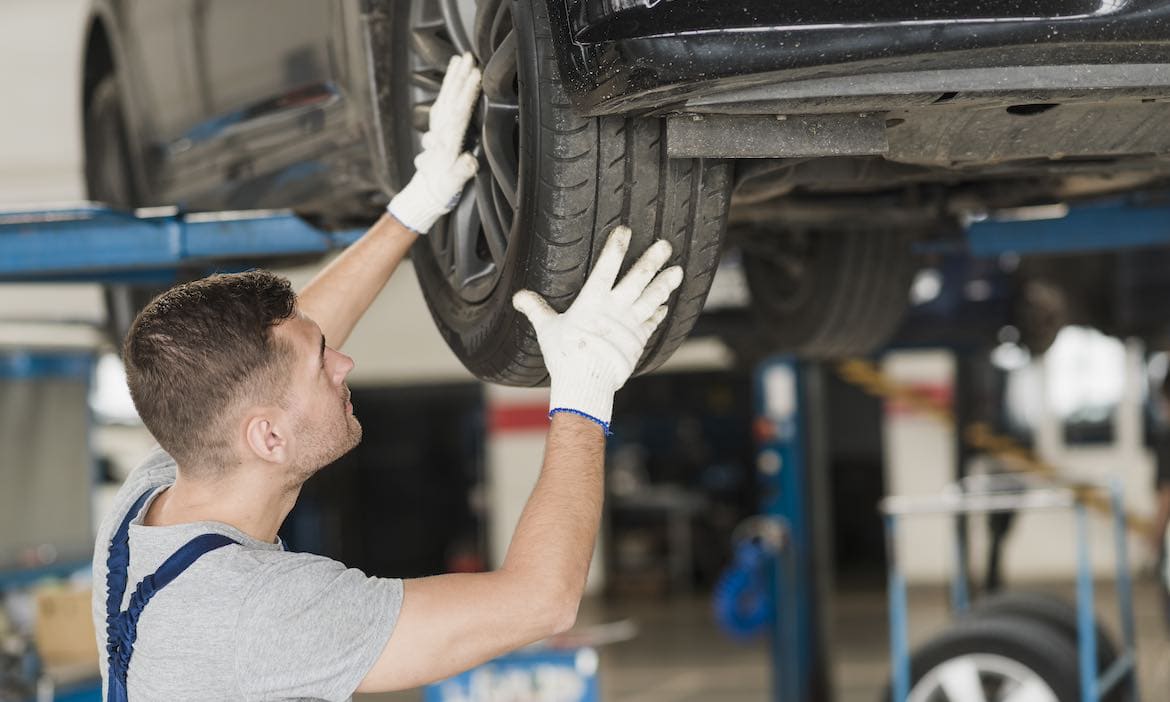 Unter anderem wegen höherer Kosten in der Werkstatt sind die Prämien in der KFZ-Versicherung gestiegen.