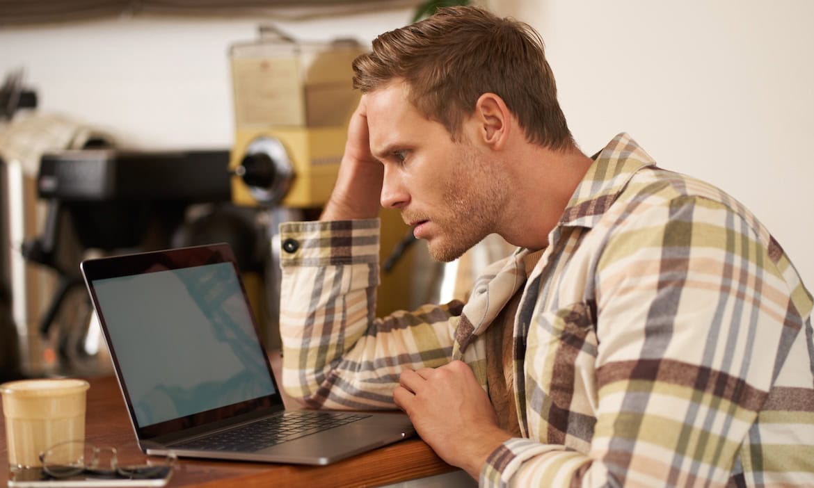 Mann ist entsetzt über E-Mail: E-Rechnungen können ein Einfallstor für Cyberkriminelle sein.