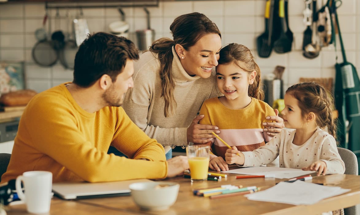 Familie aus vier Personen sitzt am Küchentisch: Jede fünfte deutsche Familie besitzt noch keine Haftpflichtversicherung. Daher gibt es noch Marktpotenzial für Haftpflichtversicherer.