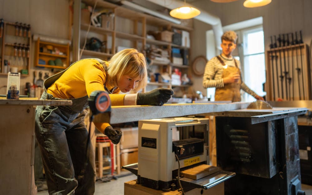 Mann und Frau in der Schreinerei: Gleiches Geld für gleiche Arbeit ist in Deutschland noch immer nicht an der Tagesordnung