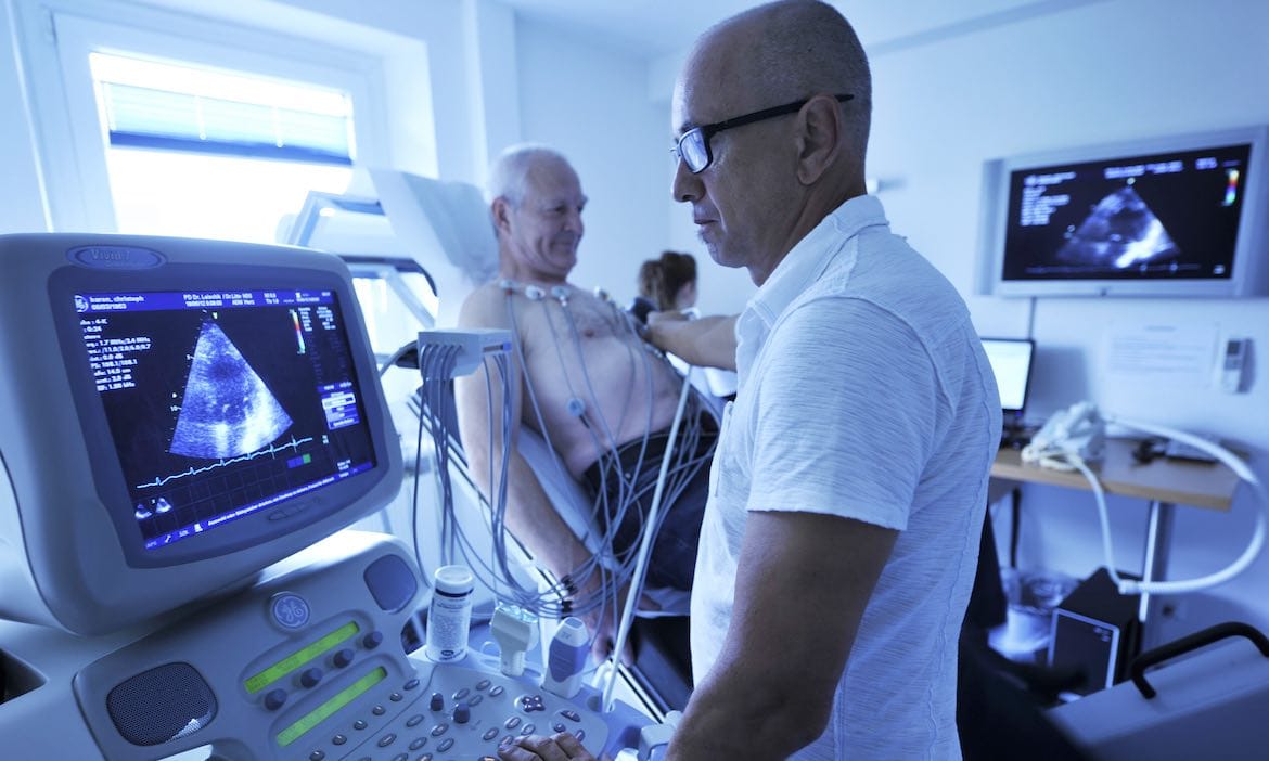 Ein Arzt untersucht per Ultraschall das Herz eines Patienten: Herzinfarft, Krebs & Co. gehören zu den schweren Krankheiten, die die Deutschen am häufigsten heimsuchen.