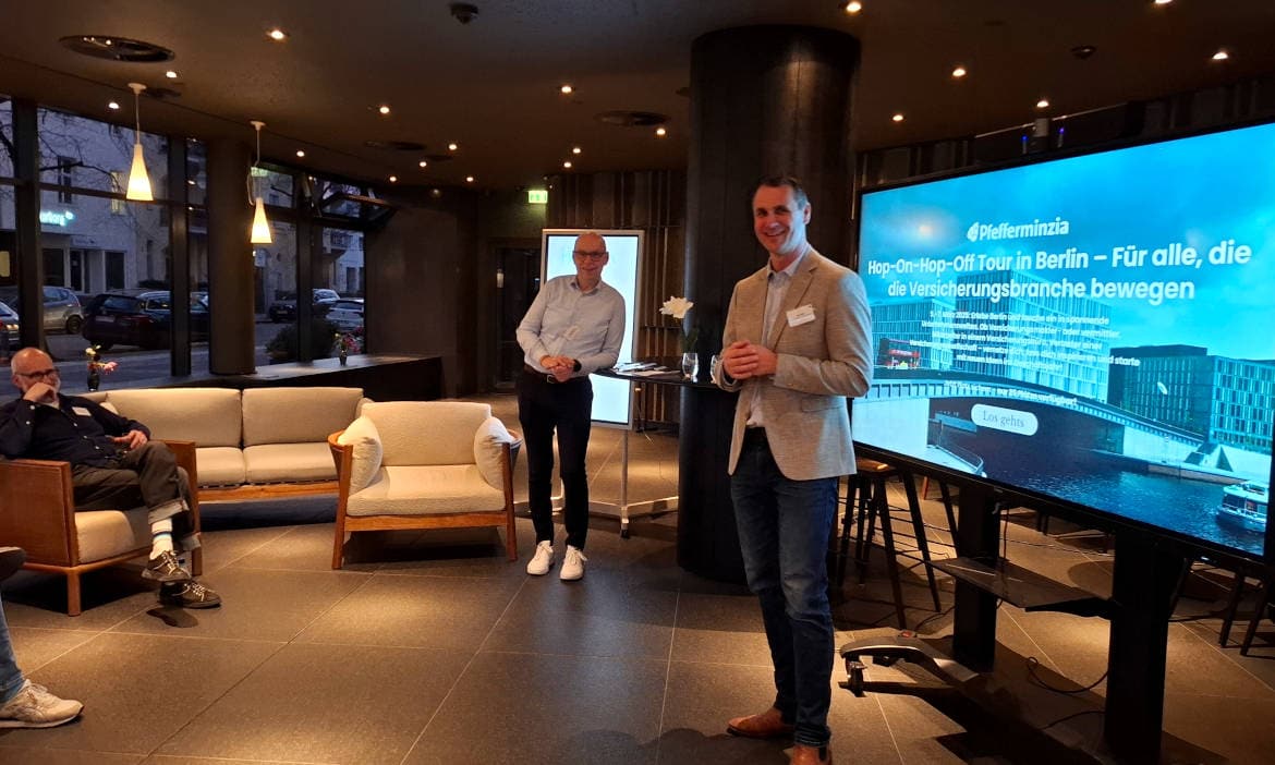 Auftakt zur Hop-On-Hop-Off Tour durch Berlin von und mit Pfefferminzia: Im Bild sind Pfefferminzia-Mitgesellschafter Jan Roß (rechts) und Geschäftsführer Matthias Heß im Hintergrund