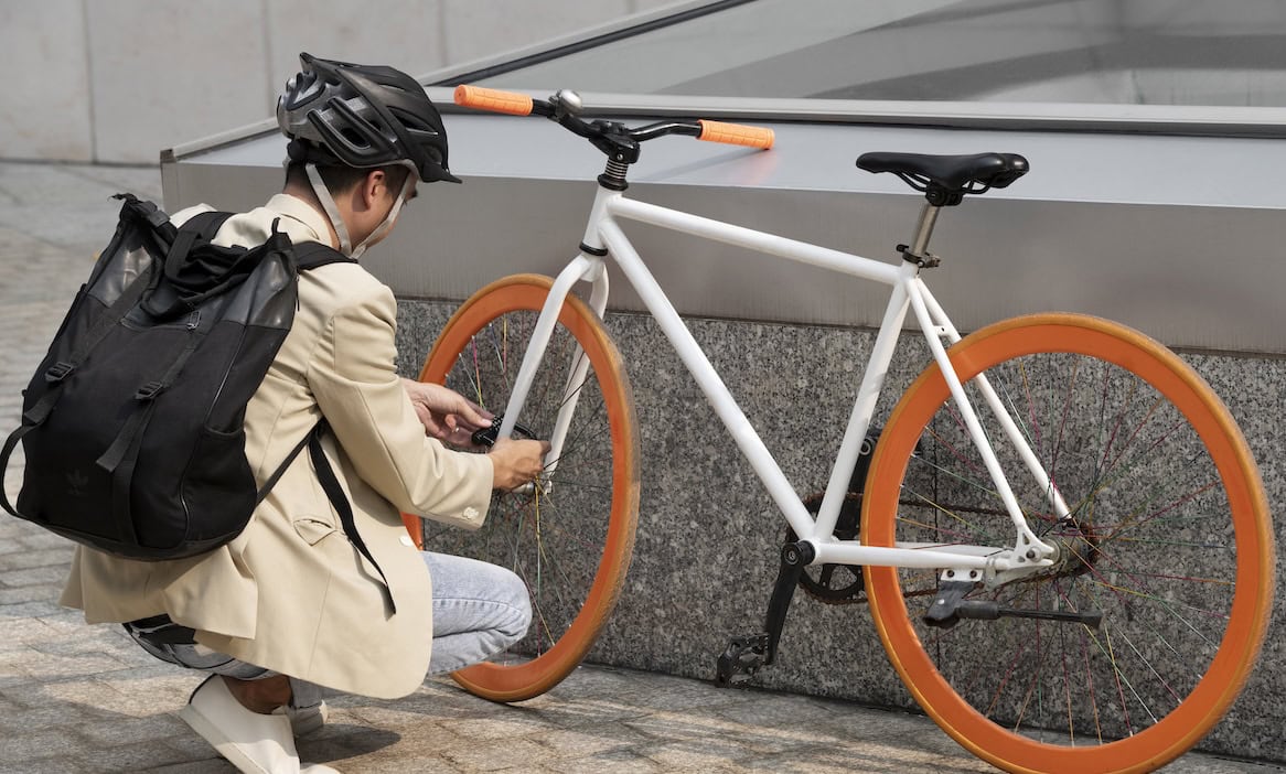 Mann schließt sein Fahrrad ab: Für Fahrraddiebstähle ihrer Versicherten mussten Hausrat-Versicherer 2023 einige Millionen Euro zahlen.