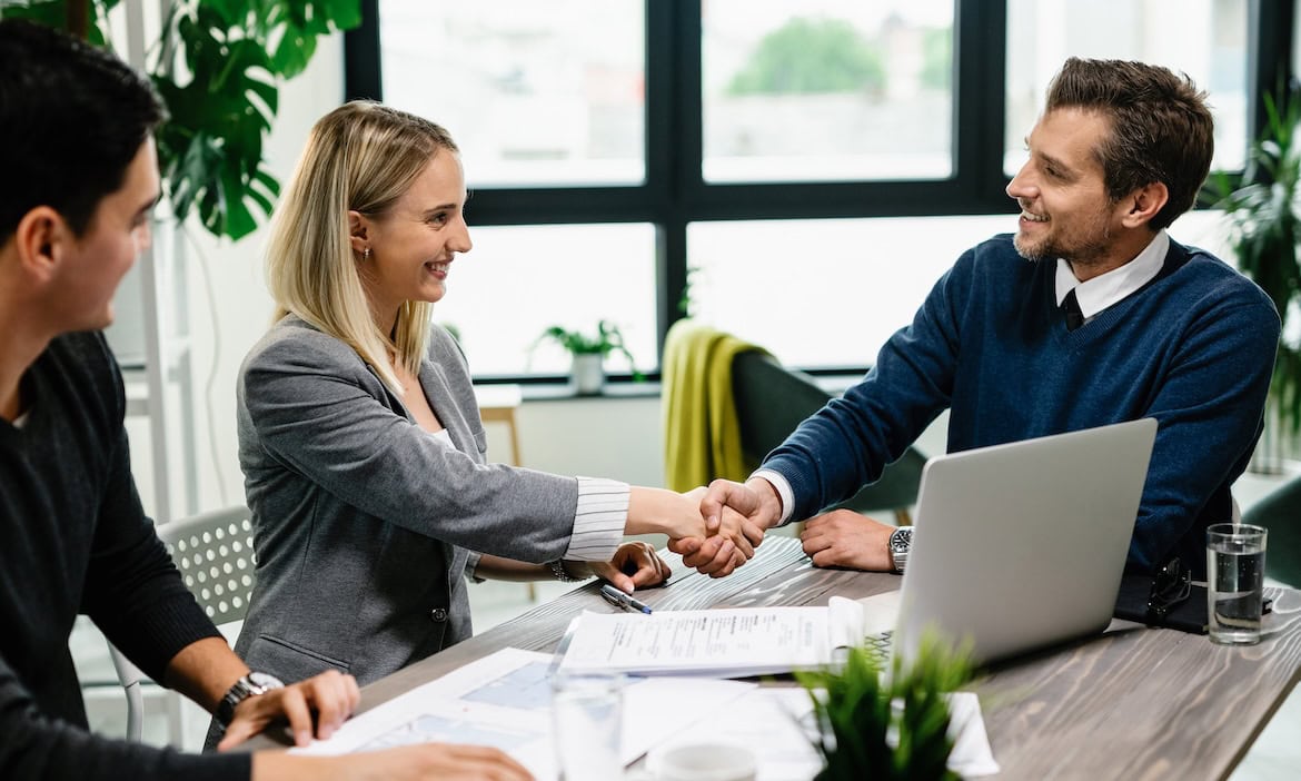 Paar schließt einen Vertrag ab: Das OLG Köln hat eine Klage der BdV und VZ Hamburg gegen eine Widerrufsbelehrung der Axa abgewiesen.