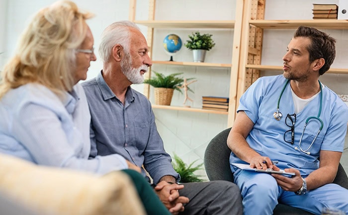 Rentner beim Arzt – auch die Krankenversicherung in der Rente ist Teil der Generationenvorsorge.