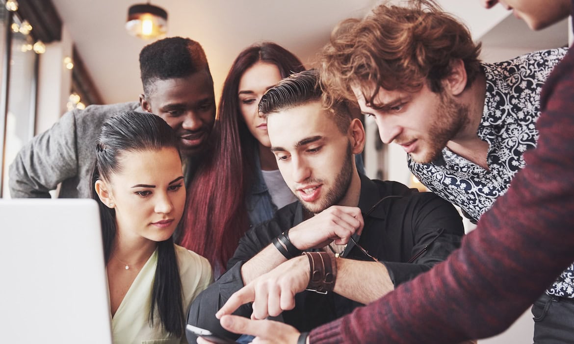 Junge Leute diskutieren über ihre Geldanlage: Fondspolicen sind eine Möglichkeit, um für das Alter vorzusorgen.
