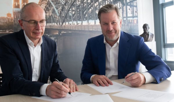 Andreas Eurich von der Barmenia und Oliver Schoeller von der Gothaer unterzeichnen die Fusionsverträge Foto: Gothaer