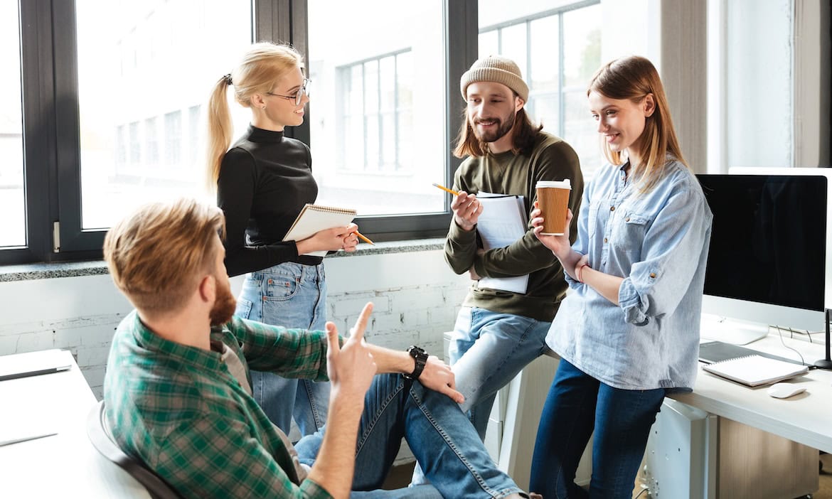 Junge Kollegen sprechen miteinander: Viele Geringverdiener nutzen die Riester-Zulagen, um Vermögen fürs Alters aufzubauen.