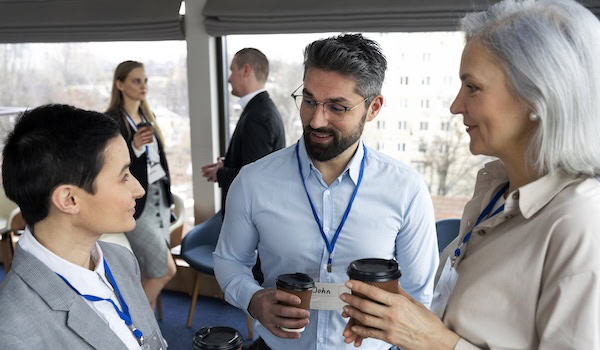 Menschen unterhalten sich auf einer Messe Foto: Freepik