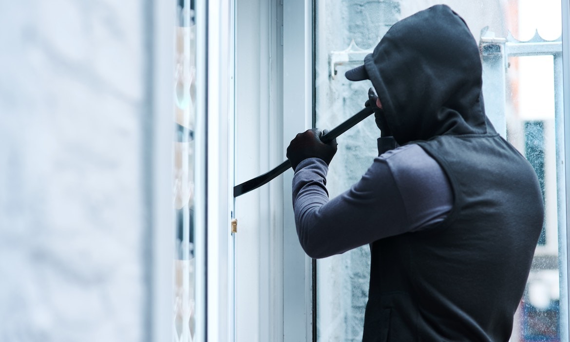 Mann vor einem Wohnungseinbruch: Die versicherten Schäden steigen kontinuierlich an.