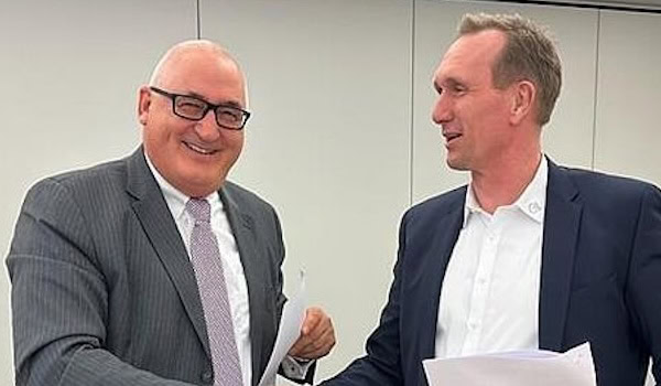 Stephan Schinnenburg, Vorstandsvorsitzender der Landesschadenhilfe (LSH) und Jens-Uwe Rohwer, Vorstandsvorsitzender der Ostangler Brandgilde (v.l.)