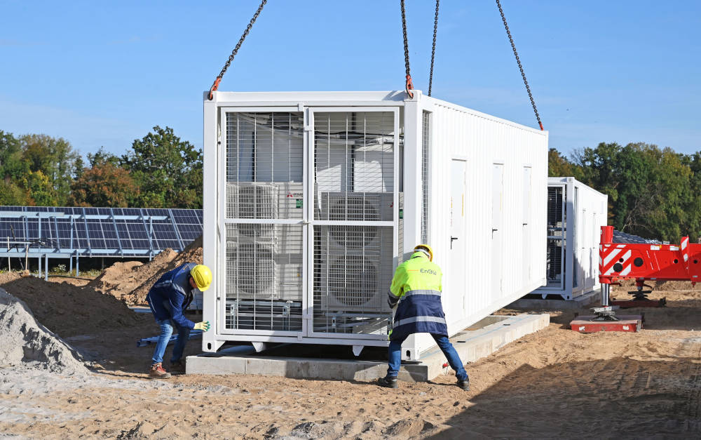 Energieversorger EnBW lässt Batteriespeicher für Solarpark liefern: Was im Großen funktioniert, ist auch fürs Balkonkraftwerk eine gute Idee