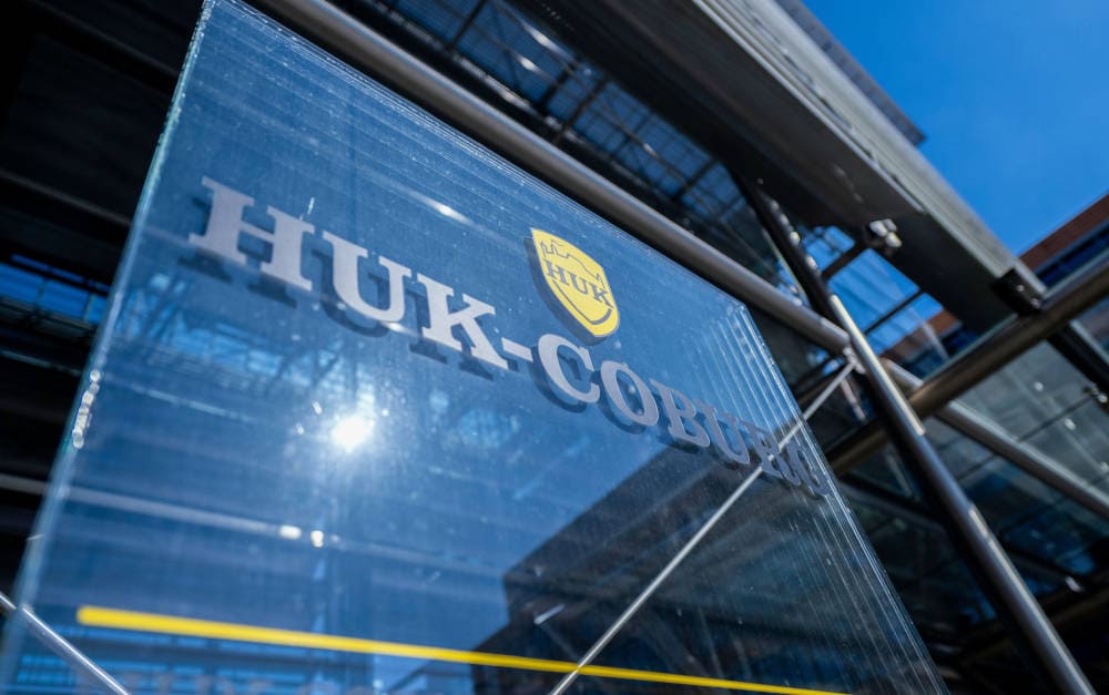 Logo an der Zentrale der Huk-Coburg