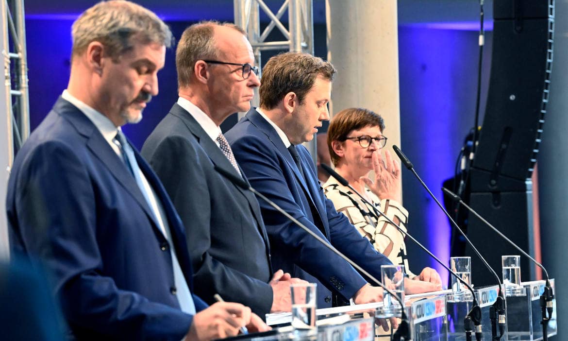 Stellen auf der Pressekonferenz den neuen Koalitionsvertrag 2025 vor (v.l.n.r.): Markus Söder (CSU), Friedrich Merz (CDU), Lars Klingbeil (SPD) und Saskia Esken (SPD)