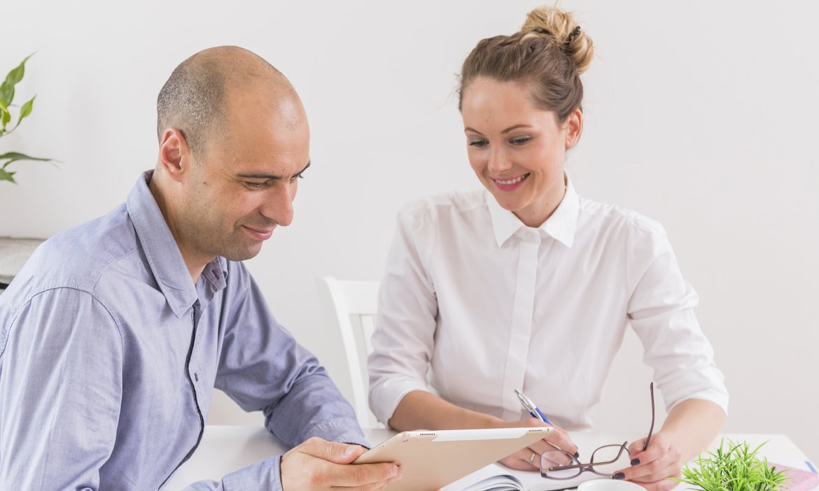 Ärztin berät Versicherten: GKV-Versicherte müssen sich in diesem Jahr wohl auf weiter steigende Beiträge einstellen.