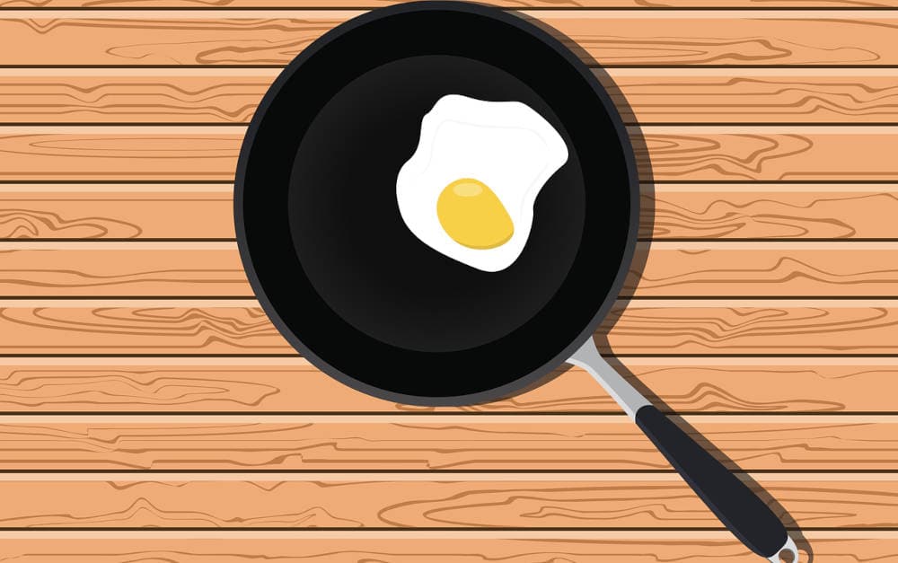 Spiegelei in beschichteter Pfanne: In der Beschichtung könne Ewigkeitschemikalien, kurz PFAS, zum Einsatz kommen
