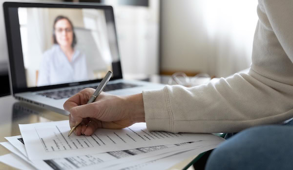 Versicherungsmaklerin führt digitales Beratungsgepräch Foto: Freepik