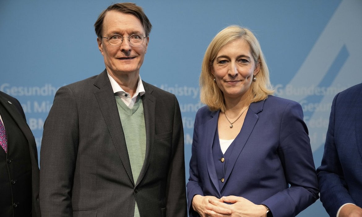 Die neue Gesundheitsministerin Nina Warken (CDU) mit ihrem Amtsvorgänger Karl Lauterbach (SPD): Die Krankenkassen stecken aktuell in finanziellen Schwierigkeiten.