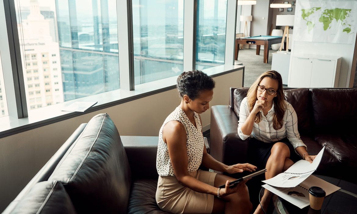 Beratungsgespräch: Expats sind eine Zielgruppe, die viel Beratung brauchen.