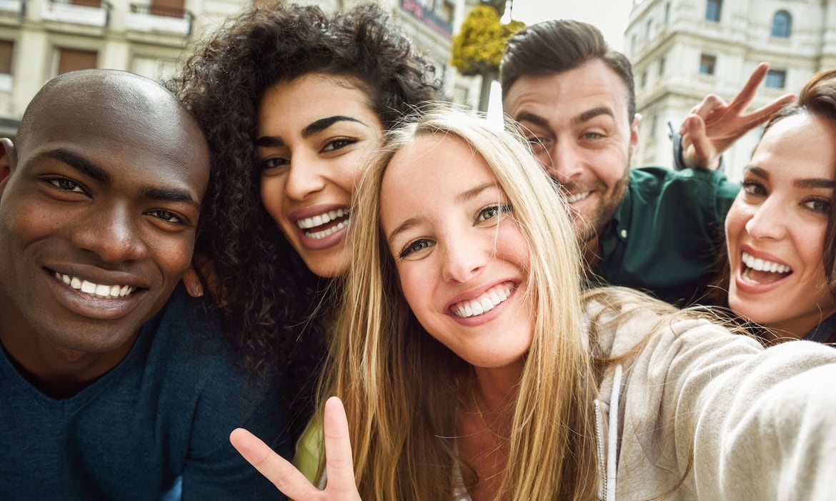 Freundesgruppe aus verschiedenen Ländern: Das neue Fachkräfteeinwanderungsgesetz soll mehr ausländische Fachkräfte nach Deutschland bringen.