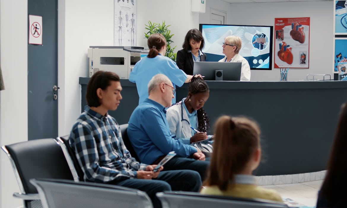 Patienten sitzen im Wartezimmer beim Arzt: Der SPD-Vorstoß zu einer höheren Beitragsbemessungsgrenze stößt in der Versicherungsbranche auf Kritik.