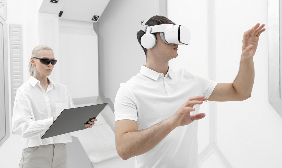 Mitarbeiter testen Virtual-Reality-Brillen: Versicherer beschäftigen sich derzeit mit KI.