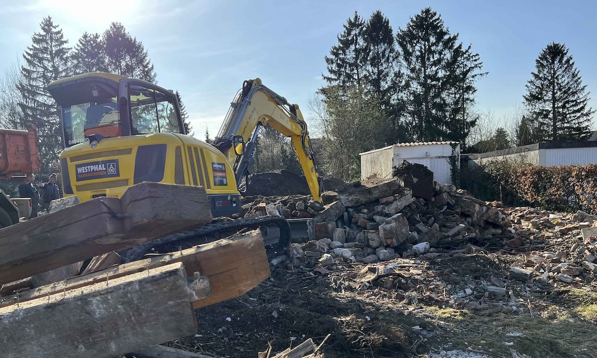 Bagger auf Baustelle: Leitungsschäden, vor allem durch Bagger, sind die mit Abstand häufigste Schadenart im Tiefbau.