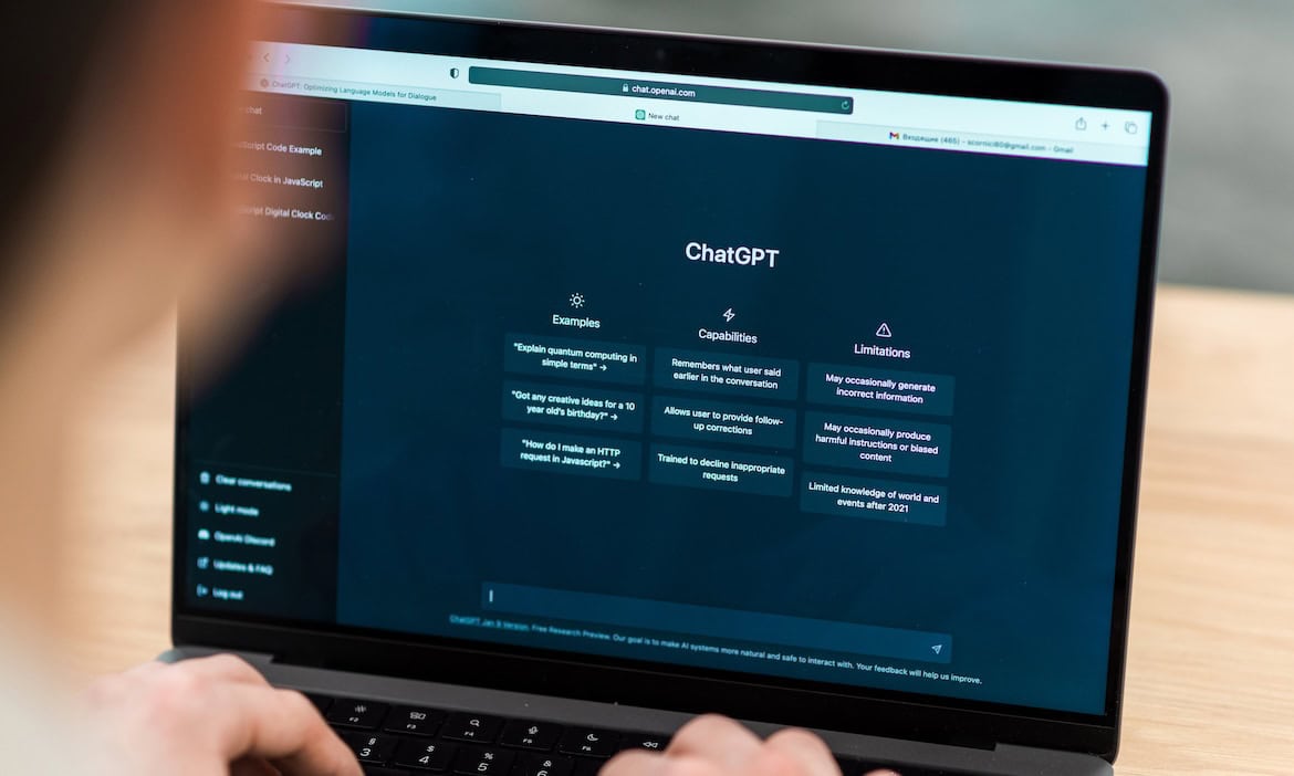Mann nutzt Chatgpt am Laptop: Viele Versicherungskunden wünschen sich zunehmend KI-gestützte Services.