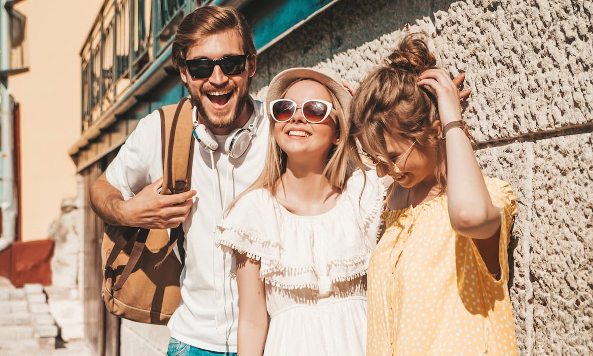 Freunde bei einem Städtetrip: Manche Reiseversicherungen wie eine separate Reisegepäckversicherung sind nicht zwingend notwendig.