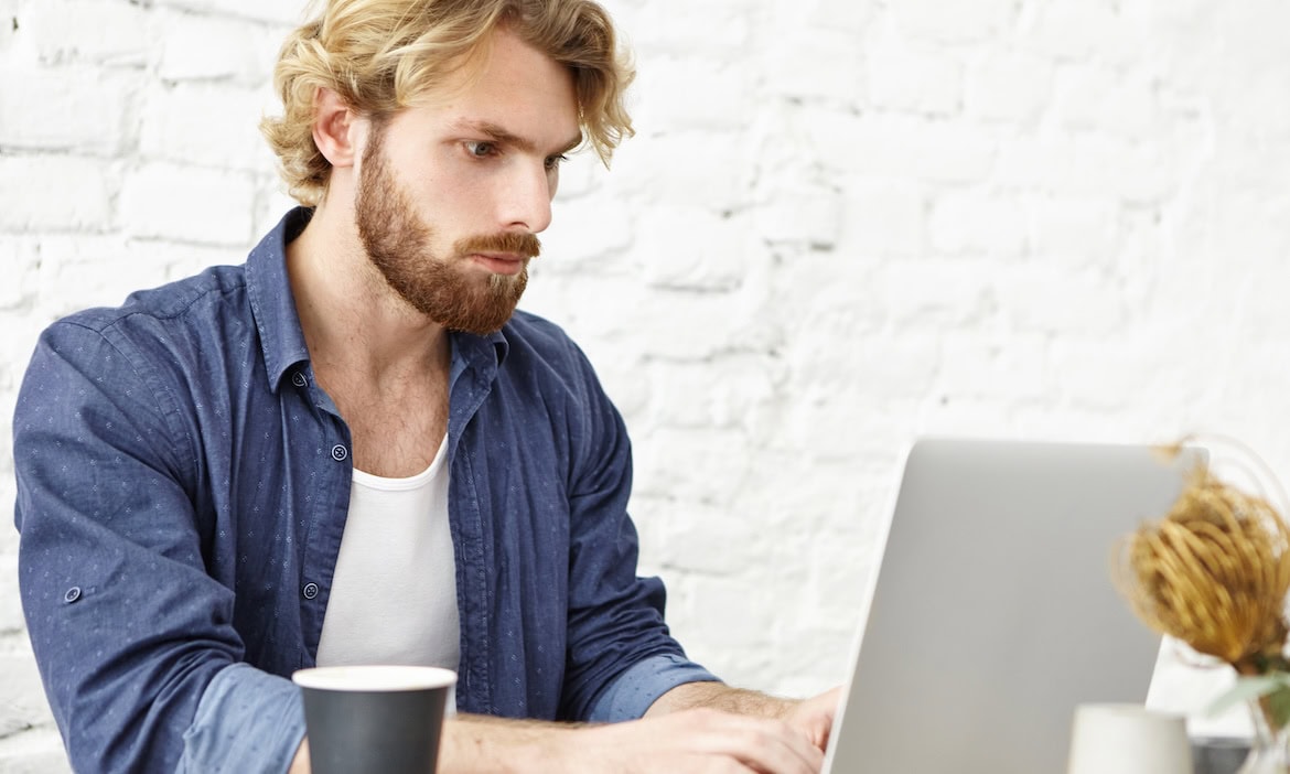 Mann sitzt vor Computer: Ab Oktober 2025 wird es wegen des Support-Endes von Windows 10 zu Sicherheitslücken kommen.