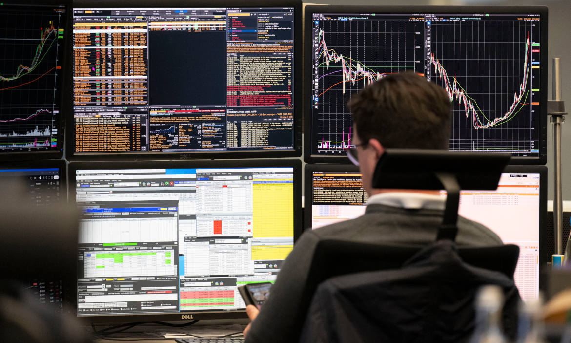 Aktienhändler an der Börse in Frankfurt: Immer wenn ein dynamischer Hybrid umschichtet, kostet das Geld, auch im Sicherungsvermögen