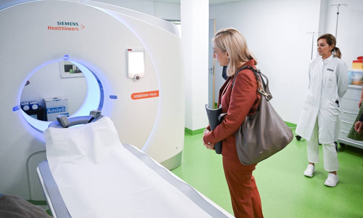Tolle, teure Technik: Bundesgesundheitsministerin Nina Warken (l, CDU) sieht sich im Krankenhaus GRN-Klinik Weinheim ein Gerät für Computertomografie an. Rechts im Bild die Ärztliche Direktorin Lelia Bauer.