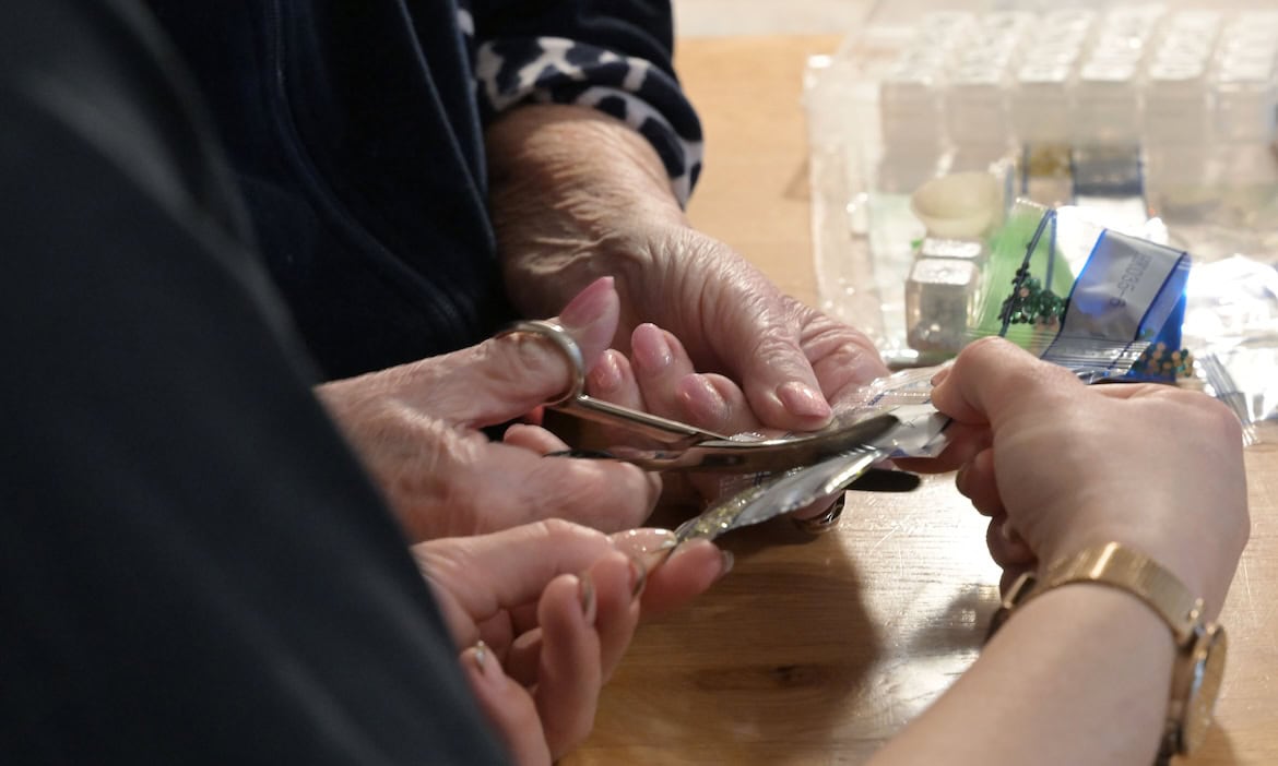 Eine Pflegekraft hilft einer alten Frau bei ihrer Medikation: Bei der ambulanten Pflege waren die Schäden für die KKH 2024 durch Betrug am höchsten.