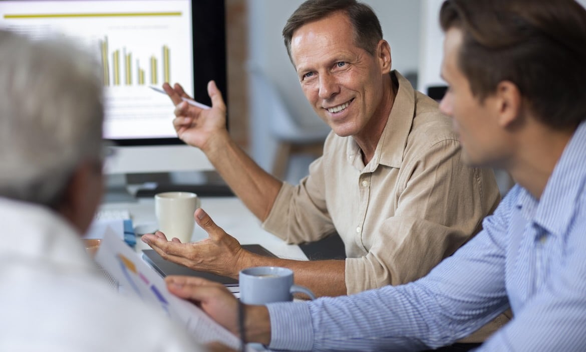 Beratungsszene: Wenn sich Versicherer wie aktuell Neodigital von SHU-Verträgen trennen, können Makler durch sachliche Beratung glänzen.