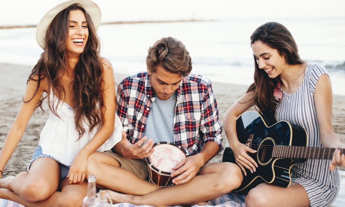 Junge Leute am Strand: Viele Menschen träumen von finanzieller Freiheit.