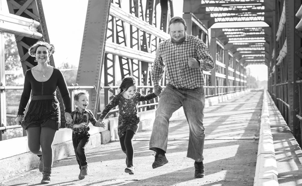 Fröhliche Familie macht Faxen: Geld für die Kinder angelegt?