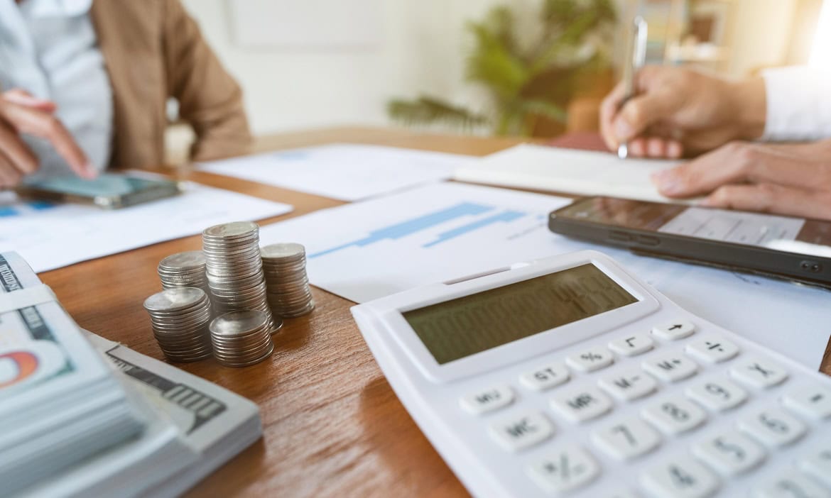 Zwei Personen berechnen ihre Rente: Das FPSB gibt Tipps, wie Anleger mit dem Wiederanlagerisiko umgehen können.