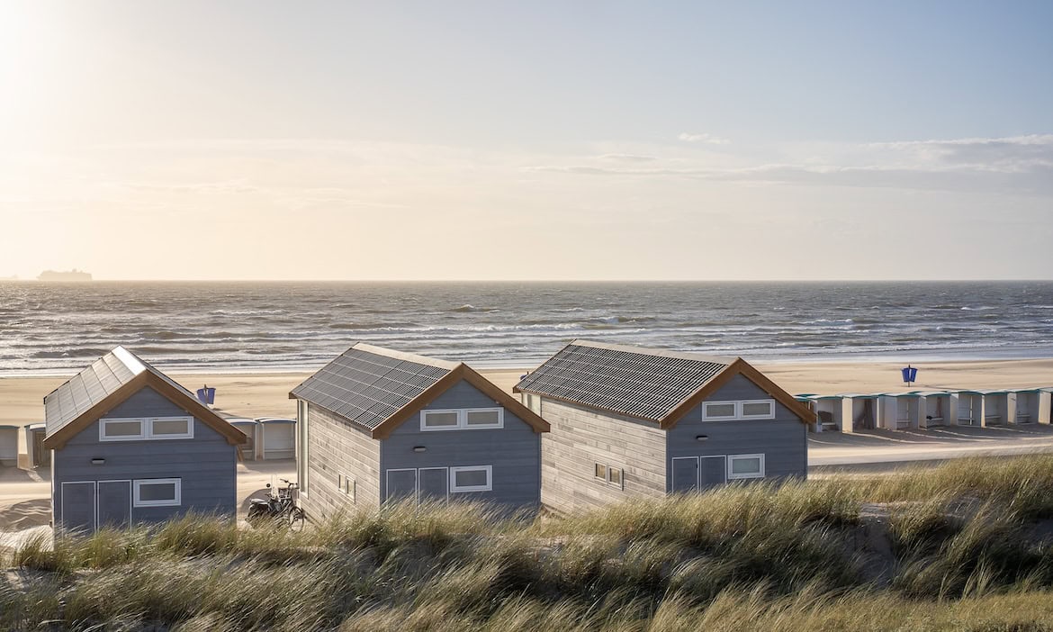 Häuser direkt am Strand: Die Bundesregierung überlegt ein Opt-out-Modell für die Elementarschadenversicherung. Was Vermittler davon halten, hat eine AfW-Umfrage herausgefunden.