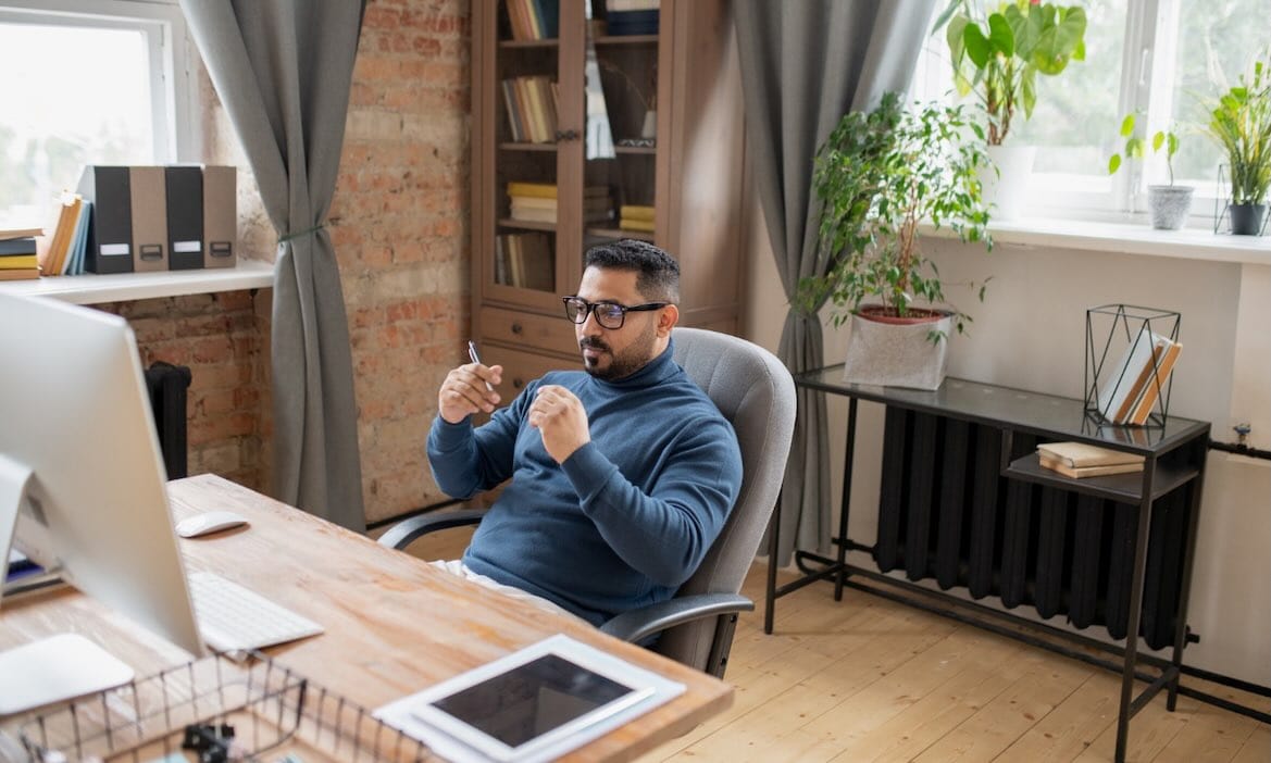 Mann im Homeoffice: In der Versicherungsbranche ist das Angebote, remote zu arbeiten, besonders ausgeprägt.